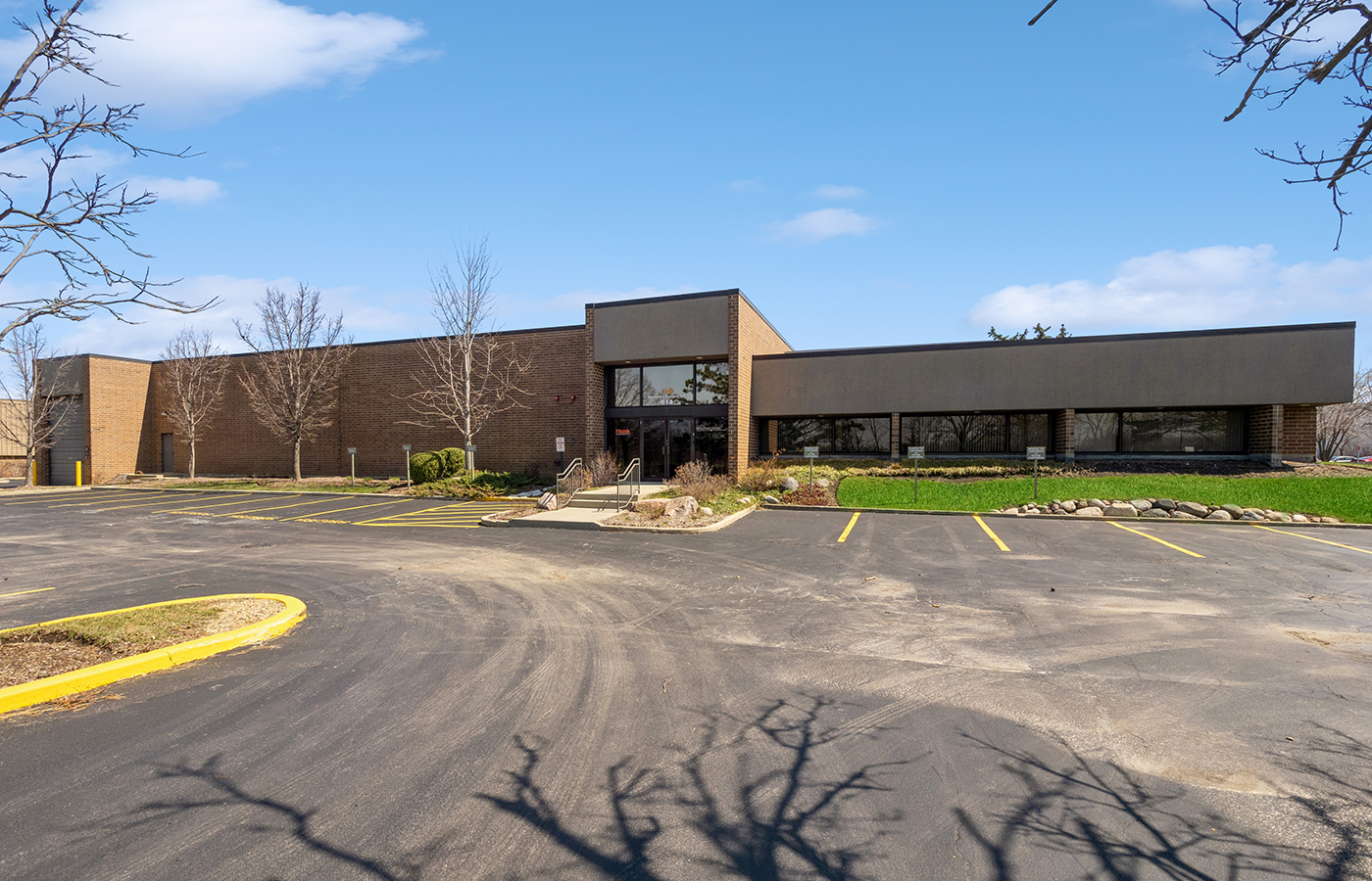 614 E. State Pkwy., Schaumburg, IL Clear Height Properties
